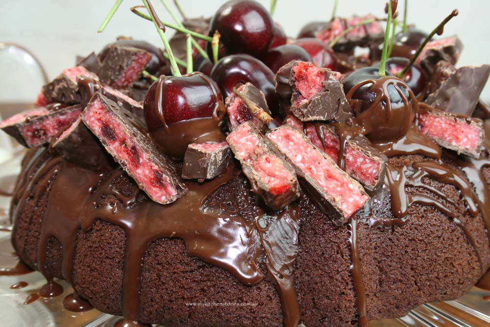 vagan Chocolate cake with cherry ripes