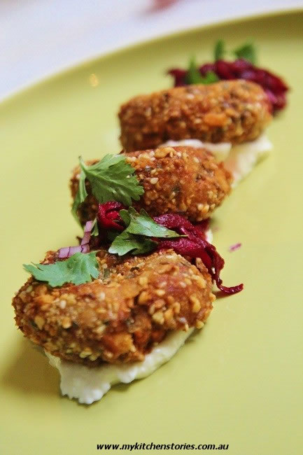 Tuna cakes with beetroot