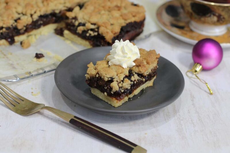 Fruit mince crumble slice with cream
