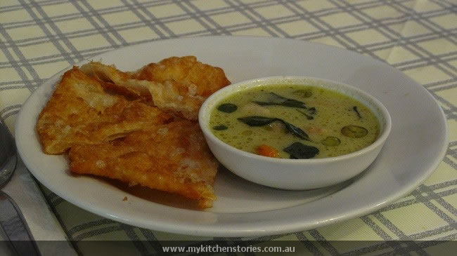 Fried roti with green curry