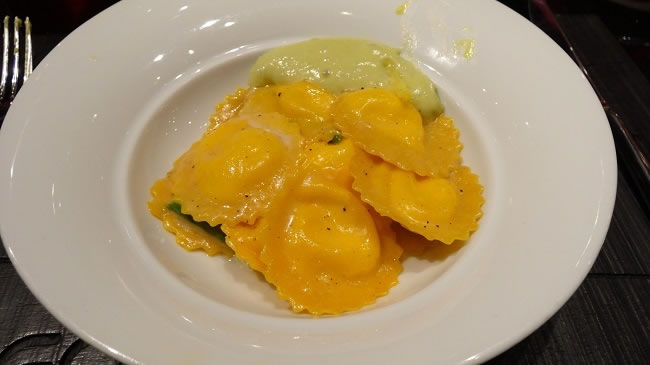 Pillows of ravioli filled with a stracchino cheese and Asparagus mousse
