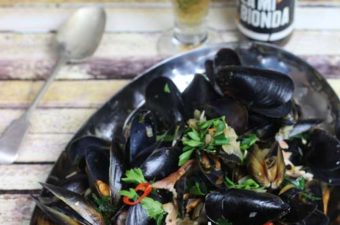 Beer steamed mussels eith parsley