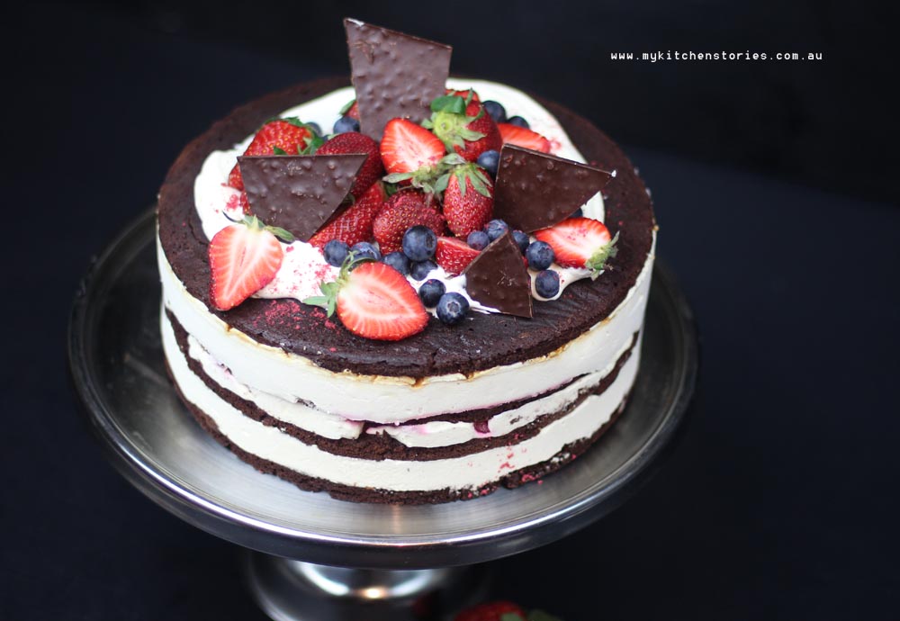 bROWNIE iCBrownie cake with berries