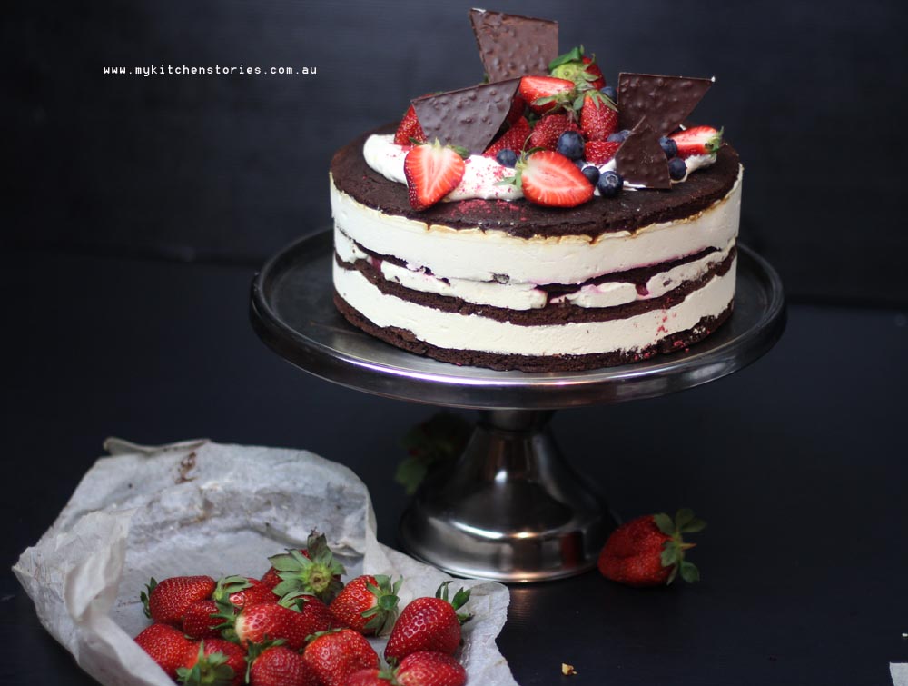 Frozen brownie cake with berries