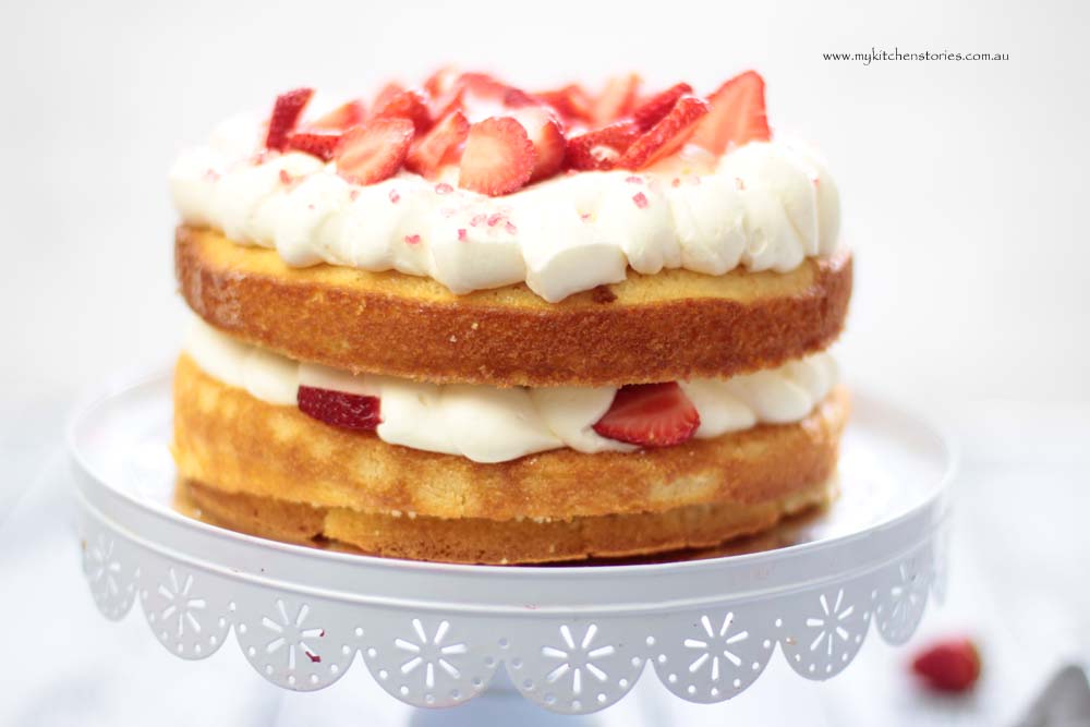 easiest sponge recipe with strawberries and cream