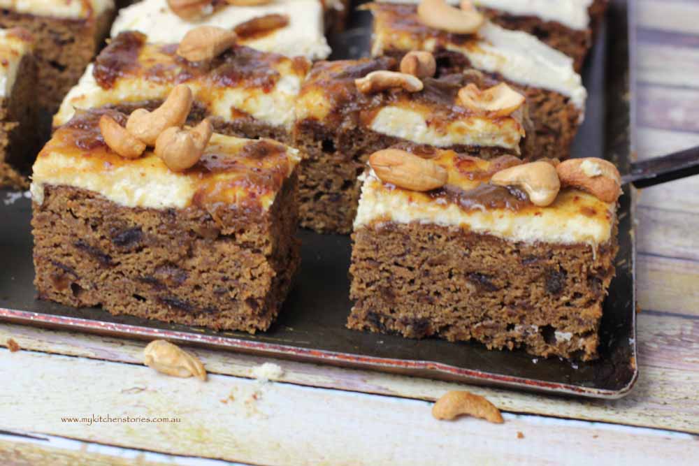 Tray cake with dates