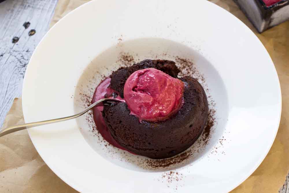 Choclate lava pudding with beetroot coconut iceceam