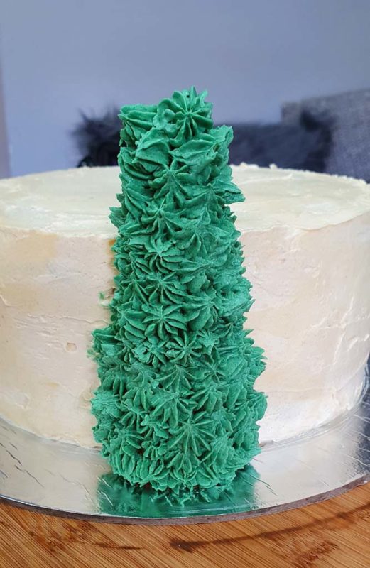 A buttercream cake with 1 christmas tree