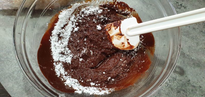 Icing sugar and cocoa for frosting