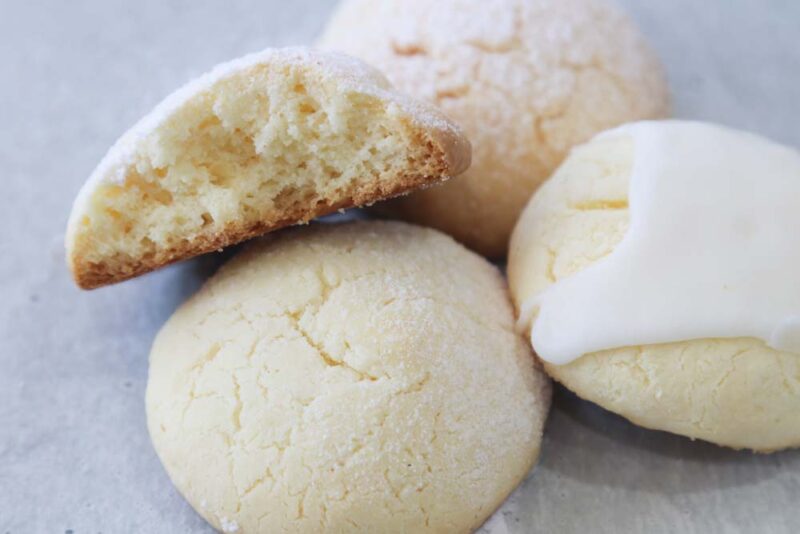 Shortbread cookies and lemon icing