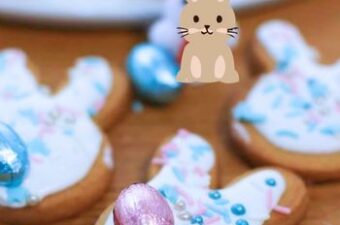 decorating easter Bunny Cookies