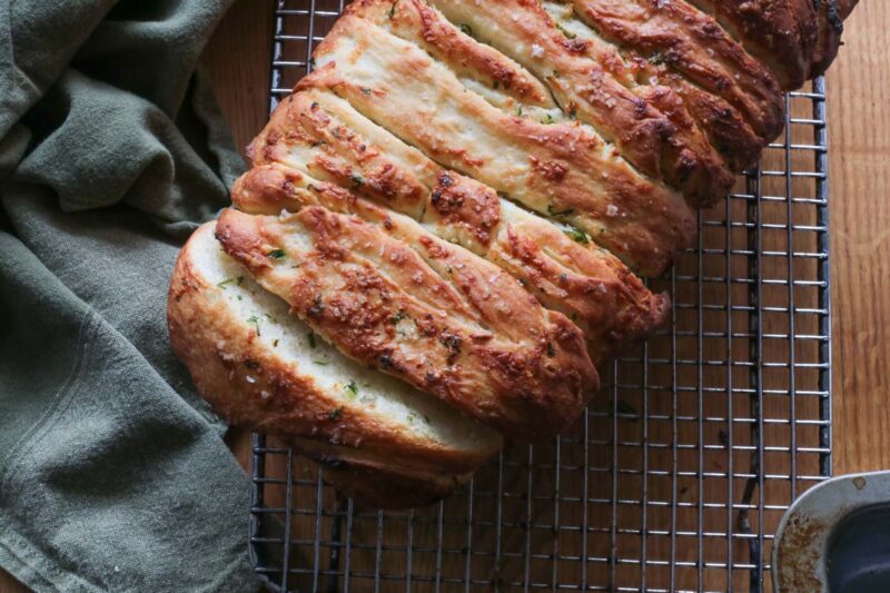 Pull apart bread with garlic and cheese
